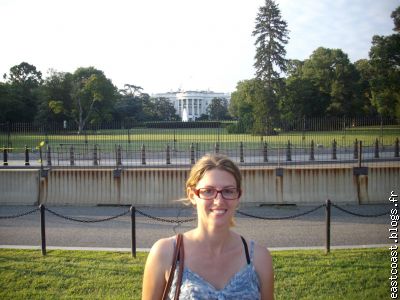 Joelle devant la maison blanche (après la promenade du chien d'Obama!)
