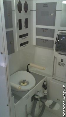 Les WC de la station spatiale internationale : mieux vaut s'attacher !