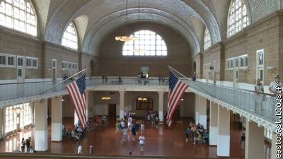 Le grand hall du bâtiment principal d'Ellis Island